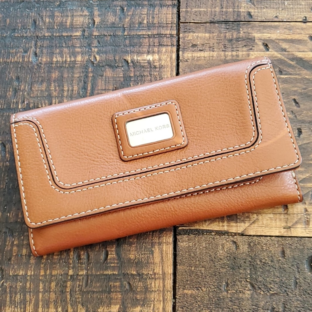 NWOT - Michael Kors Wallet
